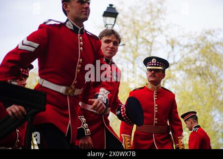 Les membres des Scots Guards se rassemblent avant la parade du dimanche noir, à la chapelle du Guards Museum à Wellington Barracks, Westminster, Londres. Date de la photo : dimanche 14 avril 2024. Banque D'Images