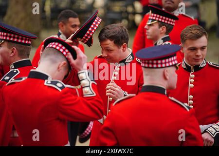 Les membres des Scots Guards se rassemblent avant la parade du dimanche noir, à la chapelle du Guards Museum à Wellington Barracks, Westminster, Londres. Date de la photo : dimanche 14 avril 2024. Banque D'Images