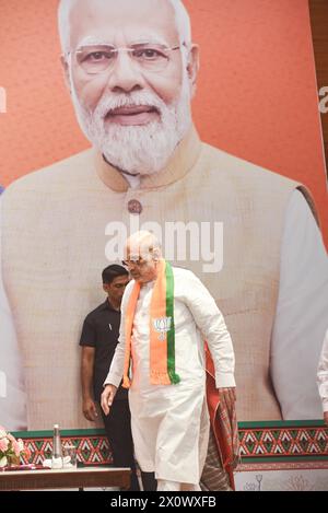 Parti au pouvoir Bhartiya Janta le BJP publie le manifeste électoral le ministre de l'intérieur Amit Shah passe devant une affiche plus grande que nature du premier ministre Narendra Modi lors de la publication du manifeste électoral 2024 du parti à New Delhi, en Inde, le dimanche 14 avril 2024. New Delhi Delhi Inde Copyright : xSondeepxShankarx Banque D'Images