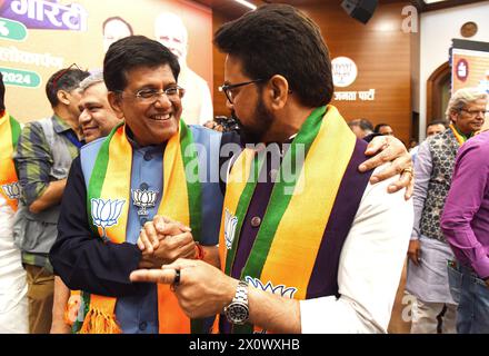 Parti au pouvoir Bhartiya Janta le BJP publie le manifeste électoral le ministre de l'Union pour les SPRTs Anurag Thakur avec le ministre du commerce Piyush Goel lors de la publication du manifeste de l'élection 2024 du Parti Bhartiya Janta à New Delhi, Inde, le dimanche 14 avril 2024. New Delhi Delhi Inde Copyright : xSondeepxShankarx Banque D'Images