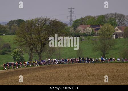 Valkenburg, pays-Bas. 14 avril 2024. Le peloton de coureurs photographié dans le paysage de Maastricht lors de la course cycliste d'une journée d'élite masculine 'Amstel Gold Race', 253, à 6 km de Maastricht à Valkenburg, pays-Bas, dimanche 14 avril 2024. BELGA PHOTO DIRK WAEM crédit : Belga News Agency/Alamy Live News Banque D'Images