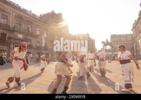 Calpulli Tonalehqueh se produit sur la place publique pour célébrer le nouvel an aztèque Mexica. Le spectacle de groupe Calpulli Tonalehqueh captive le public avec son exposition vibrante de musique et de danse traditionnelles mexicaines. Grâce à leur chorégraphie habile et à leurs costumes authentiques, ils offrent une riche expérience culturelle qui célèbre le patrimoine et les traditions du Mexique. Banque D'Images