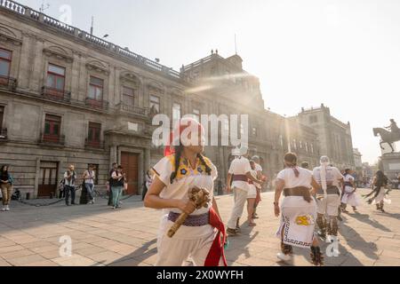 Calpulli Tonalehqueh se produit sur la place publique pour célébrer le nouvel an aztèque Mexica. Le spectacle de groupe Calpulli Tonalehqueh captive le public avec son exposition vibrante de musique et de danse traditionnelles mexicaines. Grâce à leur chorégraphie habile et à leurs costumes authentiques, ils offrent une riche expérience culturelle qui célèbre le patrimoine et les traditions du Mexique. (Photo Shawn Goldberg / SOPA images/SIPA USA) Banque D'Images