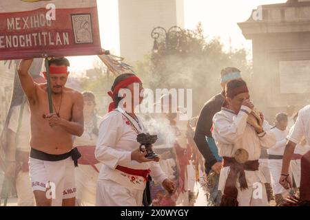 Calpulli Tonalehqueh se produit sur la place publique pour célébrer le nouvel an aztèque Mexica. Le spectacle de groupe Calpulli Tonalehqueh captive le public avec son exposition vibrante de musique et de danse traditionnelles mexicaines. Grâce à leur chorégraphie habile et à leurs costumes authentiques, ils offrent une riche expérience culturelle qui célèbre le patrimoine et les traditions du Mexique. (Photo Shawn Goldberg / SOPA images/SIPA USA) Banque D'Images