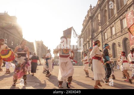 9 mars 2024, Mexico, Mexique : Calpulli Tonalehqueh se produit sur la place publique pour célébrer le nouvel an aztèque Mexica. Le spectacle de groupe Calpulli Tonalehqueh captive le public avec son exposition vibrante de musique et de danse traditionnelles mexicaines. Grâce à leur chorégraphie habile et à leurs costumes authentiques, ils offrent une riche expérience culturelle qui célèbre le patrimoine et les traditions du Mexique. (Crédit image : © Shawn Goldberg/SOPA images via ZUMA Press Wire) USAGE ÉDITORIAL SEULEMENT! Non destiné à UN USAGE commercial ! Banque D'Images