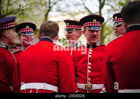 Les membres des Scots Guards se rassemblent avant la parade du dimanche noir, à la chapelle du Guards Museum à Wellington Barracks, Westminster, Londres. Date de la photo : dimanche 14 avril 2024. Banque D'Images