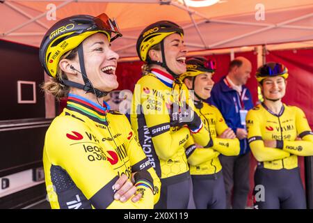 MAASTRICHT - Marianne vos avant le départ de l'Amstel Gold Race 2024 le 14 avril 2024 à Maastricht, pays-Bas. Cette course cycliste d'une journée fait partie de l'UCI WorldTour. ANP MARCEL VAN HOORN Banque D'Images