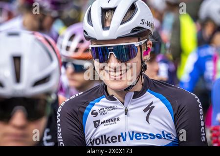 MAASTRICHT - Anneke Dijkstra (2eL) avant le départ de l'Amstel Gold Race 2024 le 14 avril 2024 à Maastricht, pays-Bas. Cette course cycliste d'une journée fait partie de l'UCI WorldTour. ANP MARCEL VAN HOORN Banque D'Images