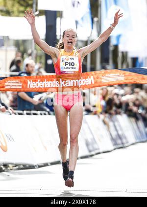 ROTTERDAM - Anne Luijten est championne néerlandaise lors de la 43ème édition du NN Marathon Rotterdam le 14 avril 2024 à Rotterdam, pays-Bas. ANP IRIS VAN DEN BROEK Banque D'Images