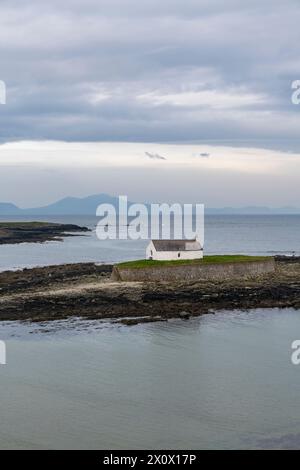 Église St Cwyfan à Porth Cwyfan près d'Aberffraw, Anglesey, Nord du pays de Galles. Banque D'Images