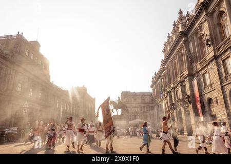 9 mars 2024, Mexico, Mexique : Calpulli Tonalehqueh se produit sur la place publique pour célébrer le nouvel an aztèque Mexica. Le spectacle de groupe Calpulli Tonalehqueh captive le public avec son exposition vibrante de musique et de danse traditionnelles mexicaines. Grâce à leur chorégraphie habile et à leurs costumes authentiques, ils offrent une riche expérience culturelle qui célèbre le patrimoine et les traditions du Mexique. (Crédit image : © Shawn Goldberg/SOPA images via ZUMA Press Wire) USAGE ÉDITORIAL SEULEMENT! Non destiné à UN USAGE commercial ! Banque D'Images