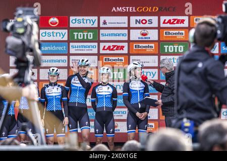 MAASTRICHT - Anneke Dijkstra (2eL) avant le départ de l'Amstel Gold Race 2024 le 14 avril 2024 à Maastricht, pays-Bas. Cette course cycliste d'une journée fait partie de l'UCI WorldTour. ANP MARCEL VAN HOORN Banque D'Images