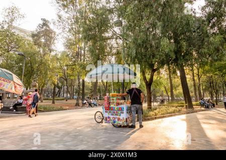 Mexico, Mexique. 09 mars 2024. Un vendeur vendant de la nourriture à Alameda Central, un magnifique parc urbain. Alameda central dans la ville de Mexico est un parc urbain historique qui remonte au 16ème siècle, ce qui en fait l'un des plus anciens parcs publics des Amériques. avec sa verdure luxuriante, ses fontaines ornées et ses statues, il offre une oasis de sérénité au cœur de la métropole animée, attirant les habitants et les touristes pour des promenades tranquilles et de la détente. (Photo de Shawn Goldberg/SOPA images/SIPA USA) crédit : SIPA USA/Alamy Live News Banque D'Images