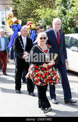 Hungerford, Royaume-Uni. 14 avril 2024. Le constable de la ville et du manoir de Hungerford et les hommes Tutti défilent à St Lawrences Church Credit : Red Water images/Alamy Live News Banque D'Images