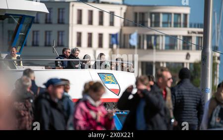 14 avril 2024, Warnemünde : les invités se promènent à une fête portuaire au port de croisière de Warnemünde. L'AIDAmar ouvre dimanche la saison des croisières de cette année à Warnemünde et célèbre le début de la saison des croisières 2024 avec une fête portuaire. La station balnéaire de la mer Baltique au nord est le port d'attache d'AIDA Cruises, le leader du marché de l'industrie allemande des croisières basé à Rostock. AIDAmar et AIDAdiva effectueront un total de 69 appels cette année du 14 avril au 4 novembre. Photo : Frank Hormann/dpa-Zentralbild/dpa Banque D'Images