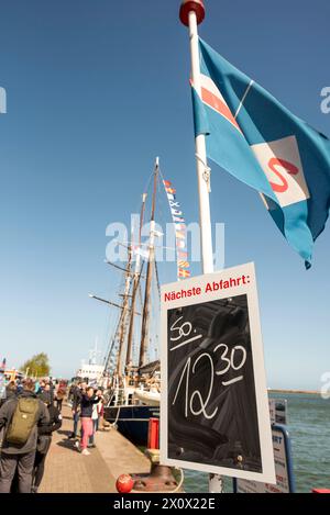 14 avril 2024, Warnemünde : les invités se promènent à une fête portuaire au port de croisière de Warnemünde. L'AIDAmar ouvre dimanche la saison des croisières de cette année à Warnemünde et célèbre le début de la saison des croisières 2024 avec une fête portuaire. La station balnéaire de la mer Baltique au nord est le port d'attache d'AIDA Cruises, le leader du marché de l'industrie allemande des croisières basé à Rostock. AIDAmar et AIDAdiva effectueront un total de 69 appels cette année du 14 avril au 4 novembre. Photo : Frank Hormann/dpa-Zentralbild/dpa Banque D'Images
