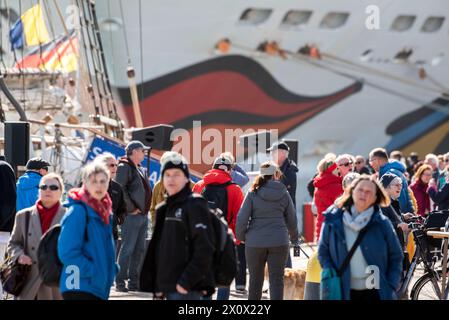 14 avril 2024, Warnemünde : les invités se promènent à une fête portuaire au port de croisière de Warnemünde. L'AIDAmar ouvre dimanche la saison des croisières de cette année à Warnemünde et célèbre le début de la saison des croisières 2024 avec une fête portuaire. La station balnéaire de la mer Baltique au nord est le port d'attache d'AIDA Cruises, le leader du marché de l'industrie allemande des croisières basé à Rostock. AIDAmar et AIDAdiva effectueront un total de 69 appels cette année du 14 avril au 4 novembre. Photo : Frank Hormann/dpa-Zentralbild/dpa Banque D'Images