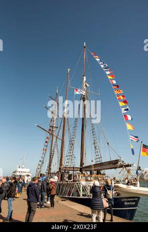 14 avril 2024, Warnemünde : les invités se promènent à une fête portuaire au port de croisière de Warnemünde. L'AIDAmar ouvre dimanche la saison des croisières de cette année à Warnemünde et célèbre le début de la saison des croisières 2024 avec une fête portuaire. La station balnéaire de la mer Baltique au nord est le port d'attache d'AIDA Cruises, le leader du marché de l'industrie allemande des croisières basé à Rostock. AIDAmar et AIDAdiva effectueront un total de 69 appels cette année du 14 avril au 4 novembre. Photo : Frank Hormann/dpa-Zentralbild/dpa Banque D'Images