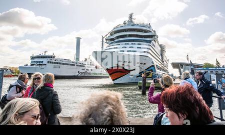 14 avril 2024, Warnemünde : les invités se promènent à une fête portuaire au port de croisière de Warnemünde. L'AIDAmar ouvre dimanche la saison des croisières de cette année à Warnemünde et célèbre le début de la saison des croisières 2024 avec une fête portuaire. La station balnéaire de la mer Baltique au nord est le port d'attache d'AIDA Cruises, le leader du marché de l'industrie allemande des croisières basé à Rostock. AIDAmar et AIDAdiva effectueront un total de 69 appels cette année du 14 avril au 4 novembre. Photo : Frank Hormann/dpa-Zentralbild/dpa Banque D'Images