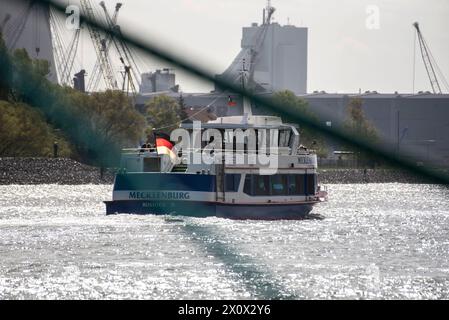 14 avril 2024, Warnemünde : un bateau d'excursion avec des invités navigue sur le Warnow au large de Warnemünde. Le temps frais d'avril domine le temps dans le nord au cours des prochains jours. Photo : Frank Hormann/dpa-Zentralbild/dpa Banque D'Images