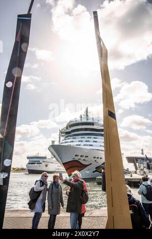 14 avril 2024, Warnemünde : les invités se promènent à une fête portuaire au port de croisière de Warnemünde. L'AIDAmar ouvre dimanche la saison des croisières de cette année à Warnemünde et célèbre le début de la saison des croisières 2024 avec une fête portuaire. La station balnéaire de la mer Baltique au nord est le port d'attache d'AIDA Cruises, le leader du marché de l'industrie allemande des croisières basé à Rostock. AIDAmar et AIDAdiva effectueront un total de 69 appels cette année du 14 avril au 4 novembre. Photo : Frank Hormann/dpa-Zentralbild/dpa Banque D'Images