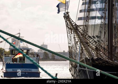 14 avril 2024, Warnemünde : un bateau d'excursion avec des invités navigue sur le Warnow au large de Warnemünde. Le temps frais d'avril domine le temps dans le nord au cours des prochains jours. Photo : Frank Hormann/dpa-Zentralbild/dpa Banque D'Images