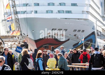 14 avril 2024, Warnemünde : les invités se promènent à une fête portuaire au port de croisière de Warnemünde. L'AIDAmar ouvre dimanche la saison des croisières de cette année à Warnemünde et célèbre le début de la saison des croisières 2024 avec une fête portuaire. La station balnéaire de la mer Baltique au nord est le port d'attache d'AIDA Cruises, le leader du marché de l'industrie allemande des croisières basé à Rostock. AIDAmar et AIDAdiva effectueront un total de 69 appels cette année du 14 avril au 4 novembre. Photo : Frank Hormann/dpa-Zentralbild/dpa Banque D'Images
