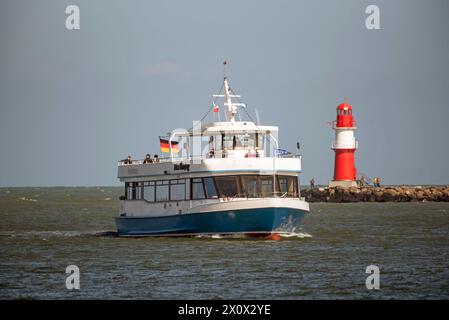 14 avril 2024, Warnemünde : un bateau d'excursion avec des invités navigue sur le Warnow au large de Warnemünde. Le temps frais d'avril domine le temps dans le nord au cours des prochains jours. Photo : Frank Hormann/dpa-Zentralbild/dpa Banque D'Images