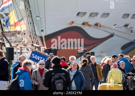14 avril 2024, Warnemünde : les invités se promènent à une fête portuaire au port de croisière de Warnemünde. L'AIDAmar ouvre dimanche la saison des croisières de cette année à Warnemünde et célèbre le début de la saison des croisières 2024 avec une fête portuaire. La station balnéaire de la mer Baltique au nord est le port d'attache d'AIDA Cruises, le leader du marché de l'industrie allemande des croisières basé à Rostock. AIDAmar et AIDAdiva effectueront un total de 69 appels cette année du 14 avril au 4 novembre. Photo : Frank Hormann/dpa-Zentralbild/dpa Banque D'Images