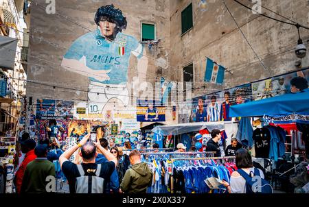 La murale Maradona et le sanctuaire dans la via Emanuele de DEO, Naples, Italie Banque D'Images