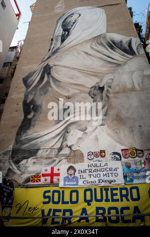 La murale Maradona et le sanctuaire dans la via Emanuele de DEO, Naples, Italie Banque D'Images