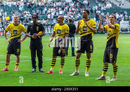 Sports, football, Bundesliga, 2023/2024, Borussia Moenchengladbach v. BVB Borussia Dortmund 1-2, Stadium Borussia Park, après le coup de sifflet final les joueurs de Dortmund remercient leurs fans pour leur soutien, F.l.t.r. Julian Ryerson (BVB), Jamie Jermaine Bynoe Gittens (BVB), Donyell Malen (BVB), Felix Nmecha (Bzer), Marcel SabitnbVB) LES RÈGLEMENTS DU LDF INTERDISENT TOUTE UTILISATION DE PHOTOGRAPHIES COMME SÉQUENCES D'IMAGES ET/OU QUASI-VIDÉO Banque D'Images