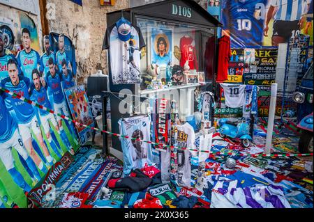 La murale Maradona et le sanctuaire dans la via Emanuele de DEO, Naples, Italie Banque D'Images