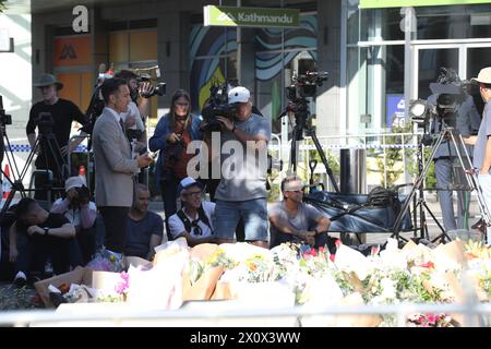 Sydney, Australie. 14 avril 2024. La scène de crime de Westfield Bondi Junction est toujours fermée par la police et les gens laissent des fleurs dans le centre commercial en face après qu'un attaquant au couteau malade mental, Joel Cauchi, 40 ans, a fait un saccage tuant 6 personnes. Crédit : Richard Milnes/Alamy Live News Banque D'Images