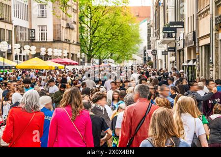 Shopping in der Fußgängerzone, volle Einkaufsstraße am Samstagnachmittag, München, avril 2024 Deutschland, München, avril 2024, shopping in der Münchner Fußgängerzone am Samstagnachmittag, viele Menschen BEI warmen Frühlingstemperaturen in der Innenstadt beim Einkaufen und Bummeln, die Kaufingerstraße ist voller Menschen, Andrang, Wirtschaft, Krise, Frühling, Bayern, *** Shopping dans la zone piétonne, pleine rue commerçante le samedi après-midi, Munich, avril 2024 Allemagne, Munich, avril 2024, shopping dans la zone piétonne de Munich le samedi après-midi, beaucoup de gens font du shopping et se promènent dans t Banque D'Images