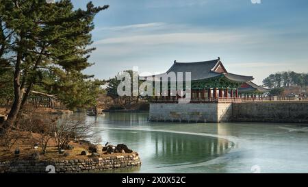 Palais Donggung et Wolji Pond à Gyeongju, Corée du Sud, par un après-midi d'hiver serein Banque D'Images