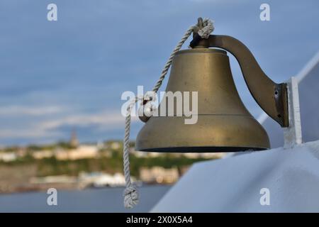 Main de cloche en laiton activée. Signal petite sonnerie. Outil de communication pour créer un son. Cloche sur un bateau. Banque D'Images