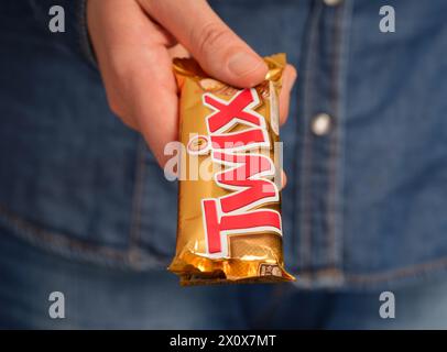 Tambov, Fédération de Russie - 23 janvier 2024 Une femme tient une barre de chocolat Twix Banque D'Images