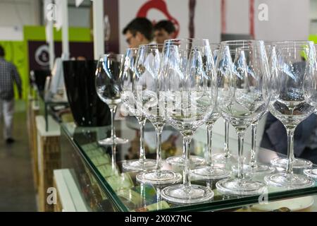 Vérone, Italie. 14 avril 2024. Verres pour dégustation de vin à la 56ème édition de Vinitaly, exposition internationale de vins et spiritueux à la foire de Vérone le 14 avril 2024 à Vérone. Italie crédit : Roberto Tommasini/Alamy Live News Banque D'Images