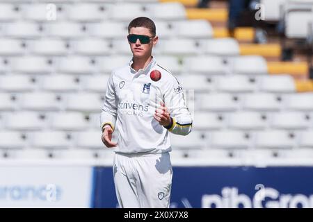 Birmingham, Royaume-Uni. 14 avril 2024. Jacob Bethell du Warwickshire se prépare à jouer lors du jour 3 du match de Vitality County Championship Division One entre Warwickshire CCC et Durham CCC à Edgbaston Cricket Ground, Birmingham, Angleterre, le 14 avril 2024. Photo de Stuart Leggett. Utilisation éditoriale uniquement, licence requise pour une utilisation commerciale. Aucune utilisation dans les Paris, les jeux ou les publications d'un club/ligue/joueur. Crédit : UK Sports pics Ltd/Alamy Live News Banque D'Images