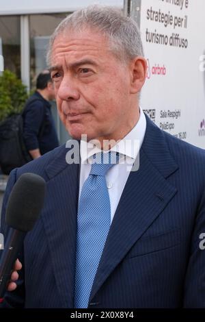 Vérone, Italie. 14 avril 2024. Le ministre italien de l'entreprise et des produits italiens, Adolfo Urso, participe à la 56ème édition de Vinitaly, l'exposition internationale des vins et spiritueux, à la foire de Vérone, en Italie, le 14 avril 2024. (Photo de Roberto Tommasini/NurPhoto) crédit : NurPhoto SRL/Alamy Live News Banque D'Images