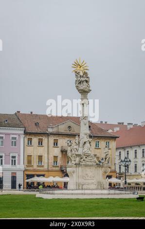 Timisoara, Roumanie - 29 octobre 2016 : statue de la peste devant la cathédrale catholique romaine, sur la place de l'unification à Timisoara, Roumanie Banque D'Images