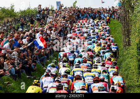 GULPEN - escalade du Gulperberg lors de l'Amstel Gold Race 2024 le 14 avril 2024 à Gulpen, pays-Bas. Cette course cycliste d'une journée fait partie de l'UCI WorldTour. ANP VINCENT JANNINK Banque D'Images