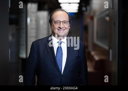 Paris, France. 14 avril 2024. Portrait de l'ancien président français François Hollande en prévision d'une interview pour dimanche en politique sur France 3 à Paris, France le 14 avril 2024, à Paris, France. Photo de Raphael Lafargue/ABACAPRESS.COM crédit : Abaca Press/Alamy Live News Banque D'Images
