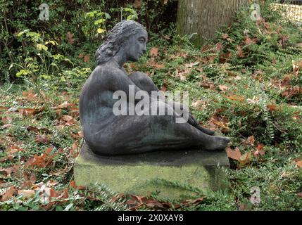Krefeld, Kunst im öffentlichen Raum : Theo Ackermann, ruhendes Mädchen, ehem. Schwesternwohnheim, 1958, Objekt-Nummer 13 Banque D'Images