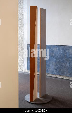 Krefeld, Kunst im öffentlichen Raum : Sparkassenfiliale Krefeld-Hüls, Hans-Joachim Albrecht, 'Rhythmen einer Drehung' dreifarbige zweiteilige Stelenpla Banque D'Images