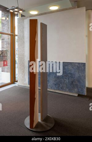Krefeld, Kunst im öffentlichen Raum : Sparkassenfiliale Krefeld-Hüls, Hans-Joachim Albrecht, 'Rhythmen einer Drehung' dreifarbige zweiteilige Stelenpla Banque D'Images
