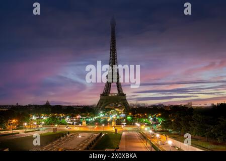 La Tour Eiffel et les fontaines près de il à l'aube à Paris, France Banque D'Images