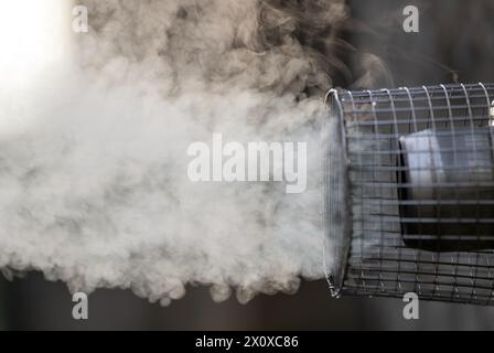 Émissions d'une chaudière au mazout utilisée pour le chauffage central dans une maison rurale. North Yorkshire, Royaume-Uni. Banque D'Images