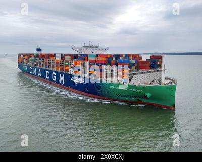 Une vue aérienne du navire porte-conteneurs Ultra large propulsé au GNL CMA CGM Montmatre en cours de route. Banque D'Images